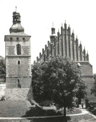 Biecz. Fronleichnamskirche (1400/1600). Glockenturm und Schiff von Westen