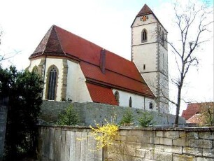 Ansicht von Nordosten mit Kirche (Kirchturm Frühgotisch - Langhaus 1455 neu erbaut) über Kirchhofmauer im Norden (Wehrgang mit Steinbrüstung abgetragen)