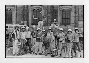 Wiederaufbau des Opernhauses. Baubrigade vor der Katholischen Hofkirche