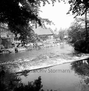 Beste: Einmündung in die Trave: Sohlabsturz, im Hintergrund Gebäude der Heiligengeiststraße, Blick nach Westen