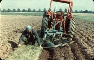 Fotografie: Wendende Bodenbearbeitung, Beetpflug