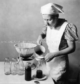 Frau beim Abfüllen von Fruchtsaft