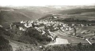 Hohnstein. Ortsansicht mit Polenztal. Luftbild-Schrägaufnahme von Süden