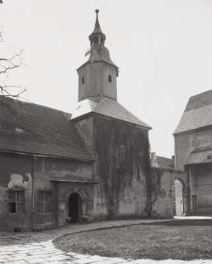 Miltitz, Rittergut, Herrenhaus mit Dachreiter, Hofansicht