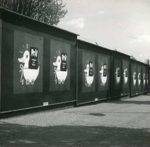 Berlin-Charlottenburg. Masurenallee, Mauer mit Werbetafeln für "Pril"
