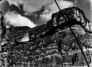 Verwerfung im vulkanischem Tuff : Blick auf eine schroffe Felswand