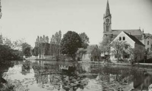 Bärnsdorf. Ortsansicht von Süden über den Dorfteich zur Kirche