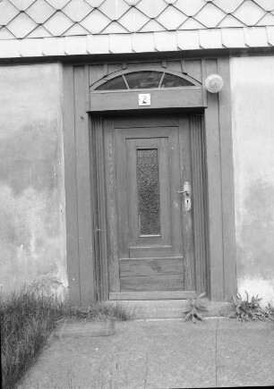 Klingenthal-Zwota, Markneukirchner Straße 2. Wohnhaus mit Seitengebäude. Haustür