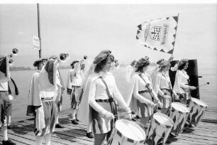 22. Tagung 1972 Mediziner; Bad Schachen: Musikgarde zum Empfang auf dem Steg
