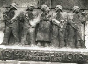 Denkmal für die Gefallenen des 1. Weltkrieges : Denkmal für die Gefallenen des 1. Weltkrieges. Detail: Relief mit Soldaten und Frau mit Kind. Sandstein, nach 1918. Dresden-Cossebaude, Talstraße 7 a, Treppenaufgang
