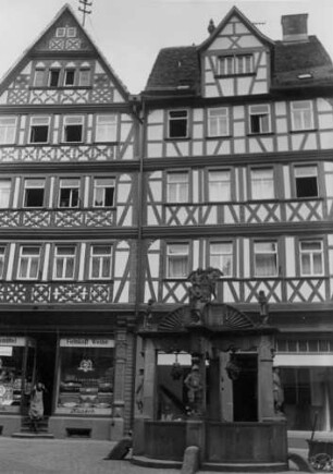Wertheim an der Tauber. Blick in die historische Altstadt. Mittelalterliche Fachwerkhäuser. Im Vordergrund der Engelsbrunnen - ein 1574 errichteter städtischer Ziehbrunnen