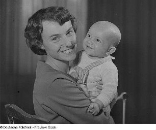Familienporträt Oma, Enkelin mit Baby