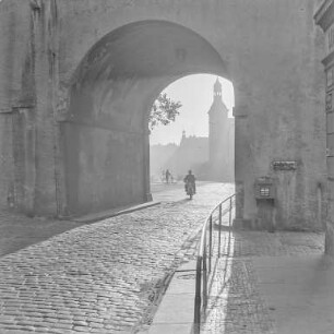 Bautzen. Blick durch das Reichentor Richtung Osten auf den Salzmarkt und Liebfrauenkirche