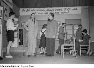 Szene des Theaterstücks "Spiel ins Leben" im Theater der Jungen Welt