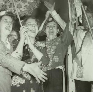 "Prinz Karneval" mit Gefolge im Berliner Faschingstrubel