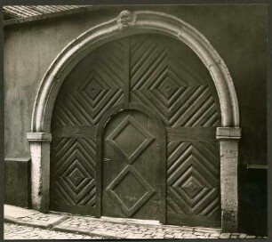 Tor mit Neidfratze am Schlußstein