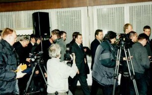 Demonstration bei der Philipp Holzmann AG und Besuch von Bundeskanzler Gerhard Schröder, 24.11.1999