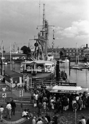 Cuxhaven: Hafen: Schiffsanlegestelle und Promenade