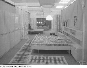 Ausstellungskojen des VEB Möbelkombinat Zeulenroda-Triebes mit Wohn- und Schlafzimmermöbeln