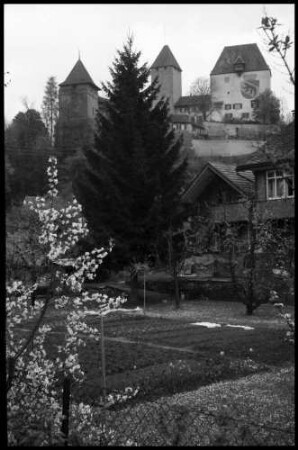 Burgdorf: Schloss mit Blütenbaum im Vordergrund