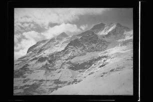 Blick auf die Jungfrau von der Station Eigergletscher aus gesehen