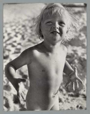 Portrait eines nackten Mädchens am Strand