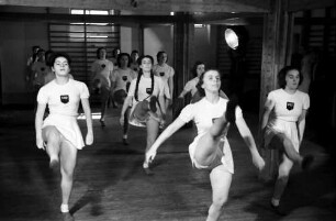 Bukarest: Anef, Hochschule für Leibesübungen, Mädchen bei der Gymnastik