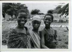 Drei Mädchen der Zulu, die zur Volksgruppe der Bantu gehören, Südafrika