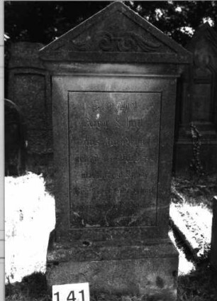 Grabstein 141 (Index: 100085467) Maße HxBxT: 140x60x25 cm Beschreibung: Stele, profilierter Sockel, Giebel: Grabstein 141