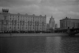 Moskau. Gebäude an Moskwa und Außenministerium der Russischen Föderation