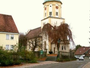 Ansicht von Südosten mit Kirche (Chorturm mit Schlitzscharten-Langhaus und Glockenstube Barock) in ehemaligem Kirchhof (Wehrgang der Kirchhofmauer abgetragen)