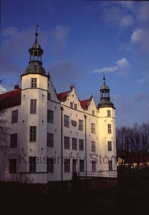 Schloss Ahrensburg: Ansicht von Südwesten: Südfassade mit angrenzenden Türmen: an mittlerem Giebelhaus Sonnenuhr: Gartenportal, Gartenbrücke über inneren Schlossgraben