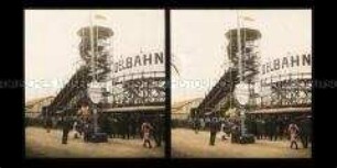 Besucher an der Rodelbahn und dem Toboggan, München