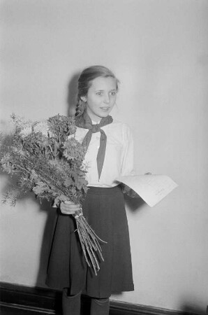 Porträtaufnahmen einer FDJlerin und einem Jungen Pionier mit Blumenstrauß : Porträt eines Mädchens mit Blumenstrauß