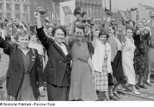 Frauengruppe im Demonstrationszug beim Vorbeimarsch an der Ehrentribüne auf dem Karl-Marx-Platz (heute: Augustusplatz)
