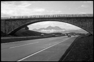 Strass: Autobahn Salzburg-Mondsee, Bogenbrücke mit Durchblick auf Berge