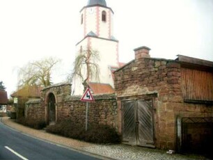 Ansicht von Nordosten mit Kirche über Kirchhofmauer sowie verändertem Gaden
