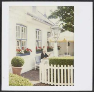 Wolfram Siebeck im Außenbereich des Hotels Stadt Hamburg auf Sylt