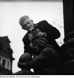 Bildjournalist Erich Höhne (1912-1999) beim Fotografieren