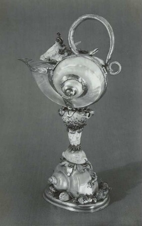 Deckelpokal mit Schaft aus übereinandermontierten Muscheln