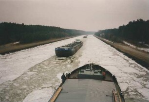 Begegnungsverkehr bei auftauendem Eis am Elbe-Seitenkanal
