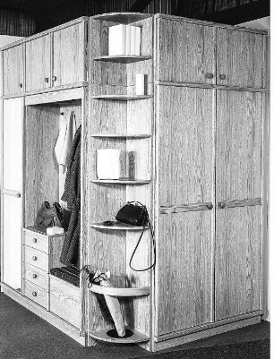 Garderobe : Dresden-Hellerau. VEB Deutsche Werkstätten Hellerau. Hausmesse, 1986. Garderobe. Holz, folienbeschichtet in Eichenholzoptik (1986; VEB Möbelkombinat Dresden-Hellerau)
