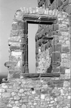 Lörrach, Haagen: Burg, gotisches Fenster