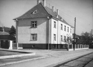 Coswig, Gartenstraße 22. Wohnhaus (Siedlungsbau 1929). Straßenansicht mit Waschhaus und Einfriedung