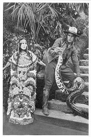 Lil Dagover als Sonnenpriesterin Naela und Carl de Vogt als Kay Hoog im Stummfilm "Der goldene See" (1. Teil des Filmzyklus "Die Spinnen") von Fritz Lang. Decla-Film, 1919