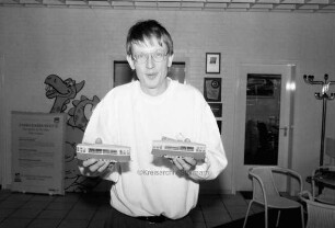 Autohaus Möller: Modellautobörse: Organisator Jan Stickelmann mit Modell-Straßenbahn von 1965