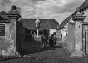Wilmsdorf, Rittergut, Blick in den Hof mit Taubenhaus und Pferdegespannen