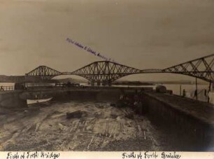 Edinburgh (Großbritannien). Eisenbahnbrücke über den Firth of Forth; im Vordergrund Hafenbecken ohne Wasser