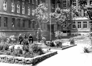 Stuttgart Direktionsgebäude Parkanlage Ehrenmal