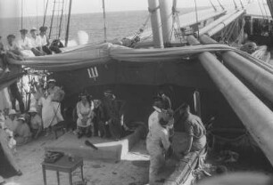 Äquatortaufe an Bord des Dampfers Usaramo : Blick auf die Feierlichkeiten zur Äquatortaufe auf Deck der Usaramo. Taufe der Passagiere
